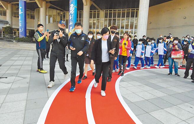 彰化县政府争取教育部体育署「运动场域科技创新前导计画」补助经费600万元，设置50处智慧跑道ETC，第1次完成3公里跑步健走里程，即可拿手机到便利商店兑换咖啡1杯。（吴敏菁摄）
