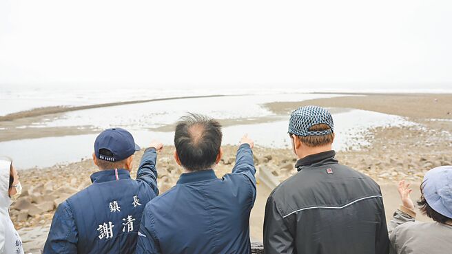 立委陈超明17日邀集文化部文资局官员会勘后龙镇合欢石沪。（陈超明办公室提供／谢明俊苗栗传真）