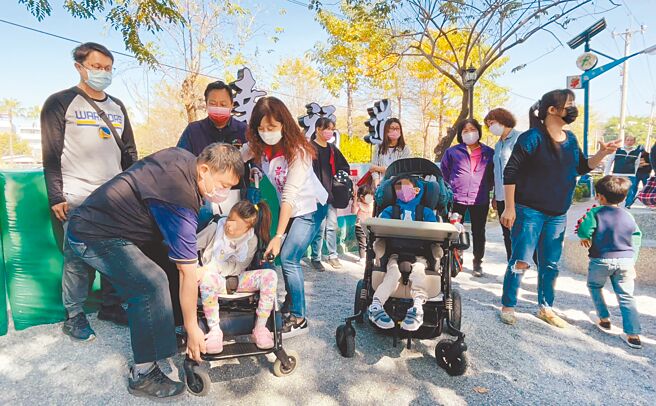 台中市太平921震灾纪念公园溜滑梯下方铺面近期更为砾石，遭民眾批「不友善轮椅族」，台中市议员黄佳恬18日举办记者会听取民眾意见。 （潘虹恩摄）