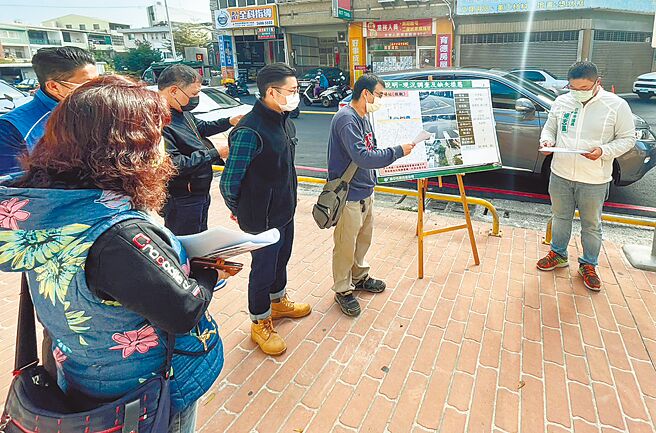 市议员施志昌（右）邀集大甲区公所、文昌国小校长洪文炼、顺天里长陈威宇、文武里长叶淑惠等，前往现场实地会勘。（陈世宗摄）