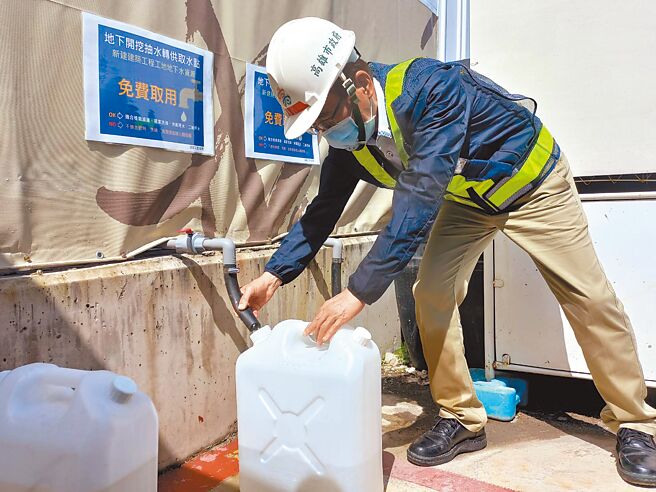 高市13处工地设置「次级用水免费取水点」，民眾可径自取水，做洗扫、冲厕等使用。（高市工务局提供／袁庭尧高雄传真）
