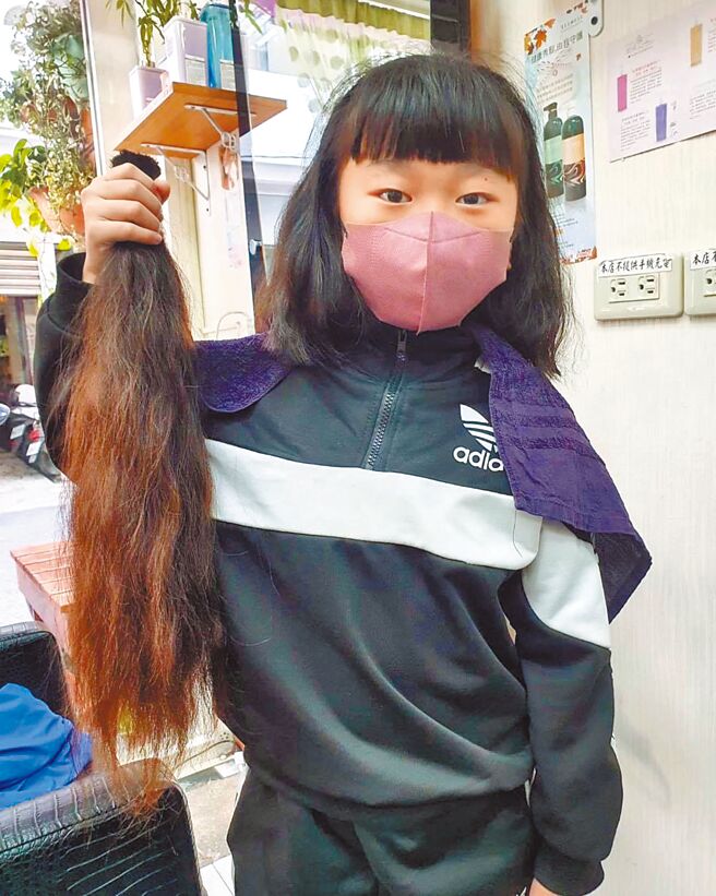 恒春山海国小四年级女童卢慧娟，剪去一头过腰长髮，响应公益、捐给买不起假髮的癌友。（山海国小提供／林和生屏东传真）