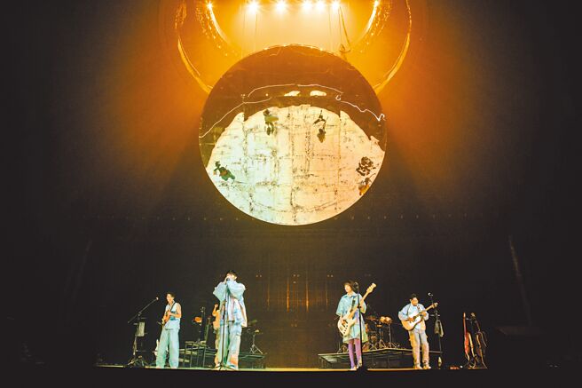 鱼丁纟《池堂影夜》演唱会返场华丽大升级。（环球音乐提供）