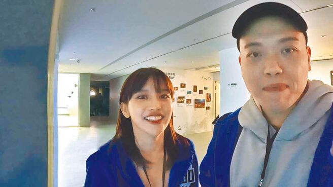 阿虎（右）在《飢饿游戏》中试图跟女神蔡瑞雪示好。（中视提供）