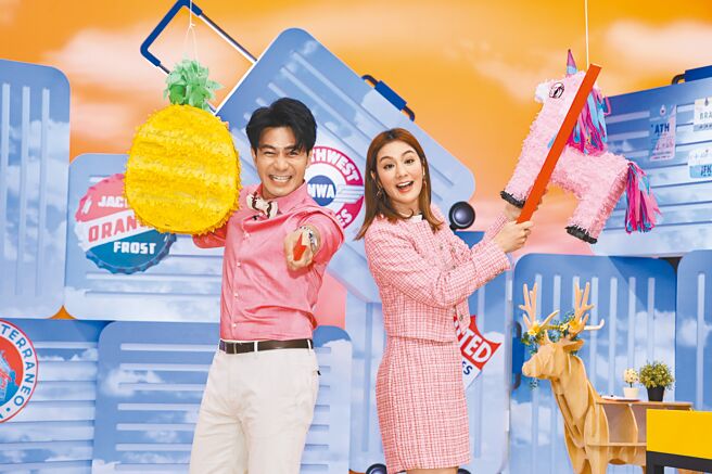 郭彦均（左）与莎莎主持的《WTO姐妹会》昨开心举行新春改版记者会。（罗永铭摄）