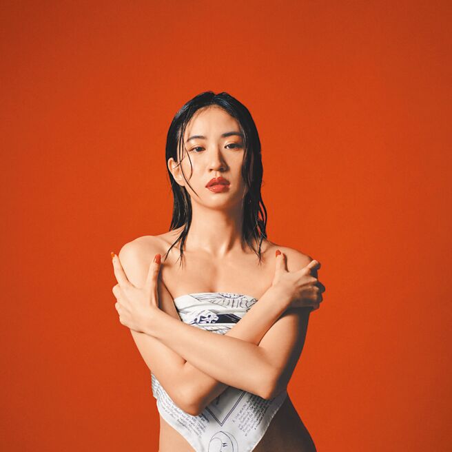 9m88近来推出新歌，打造性感造型。（爵士宝贝提供）