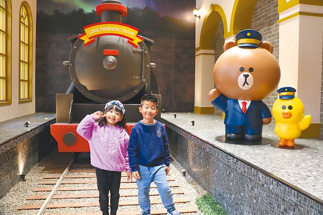 228连假正值樱花盛开，距离知名赏樱景点仅数分钟车程的丽宝乐园渡假区，在连假期间推出优惠抢客。像是游乐园「探索世界」有12岁以下仅99元的优惠，加价100元还能再玩人气正夯的「熊大的丽宝小镇」（见图），等于不用200元就能同时玩双乐园。（丽宝乐园提供）