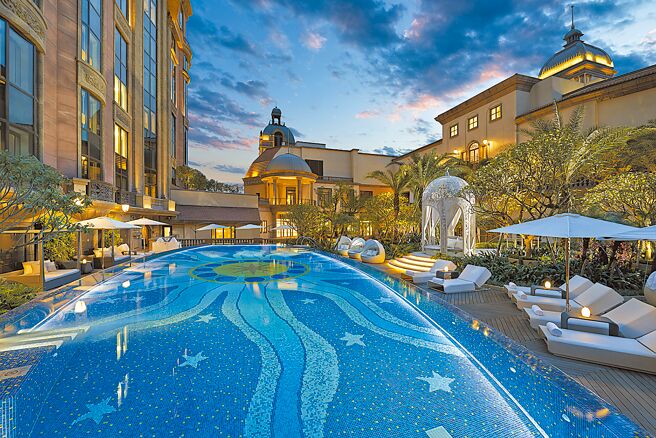 拥有酒店界「奥斯卡」称号的《富比士旅游指南》（Forbes Travel Guide）日前公布第65届「富比士旅游指南评鑑大奖」，在全球眾多星级饭店中，台北文华东方酒店（见图）持续获颁《富比士旅游指南》5星的最高殊荣，并是全台第一且唯一连7年获富比士5星大奖的酒店，酒店内芳疗中心同时是台湾唯二获4星肯定的芳疗中心之一，稳坐台湾饭店最大赢家。（台北文华东方酒店提供）