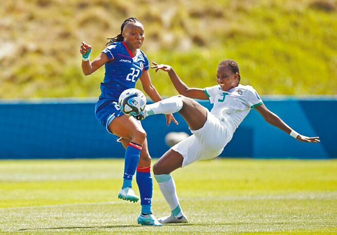 海地队波洁雅（左）下半场两度攻破塞内加尔大门。（路透）