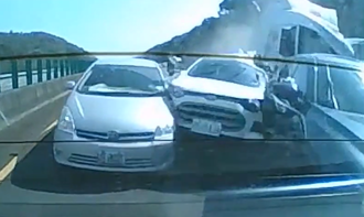 驚悚追撞畫面！聯結車「未煞車」連撞6車 轎車全毀1死3傷