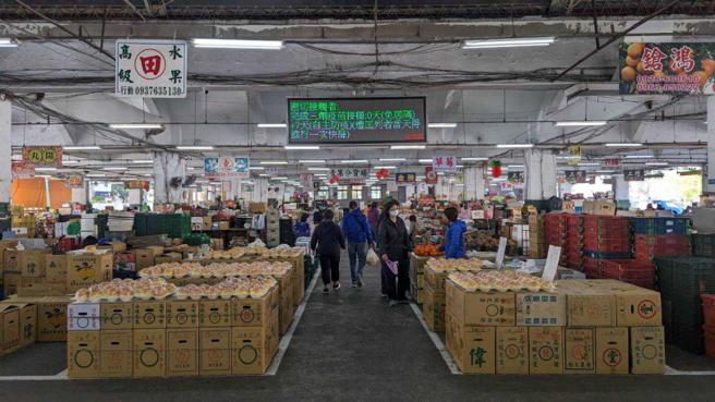 位于三民区的高雄果菜市场，摊商多且交易人气热络，黄女曾多次向摊商下手，不只偷钱还偷水果。（图／庄曜聪摄）