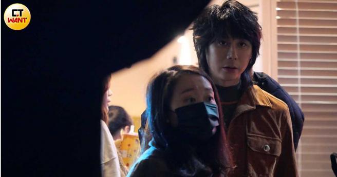 八三夭霸天现身新北市永和区永福里拍摄MV。（图／本刊摄影组）