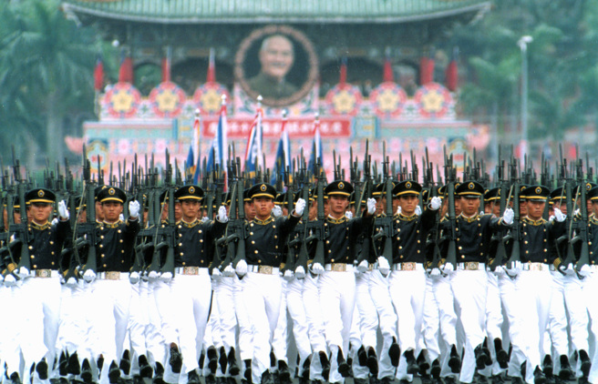 国军踢正步影片近期曝光，却被批评动作很像大陆解放军。图为民国80年国庆阅兵正步分列式。（中时资料照）