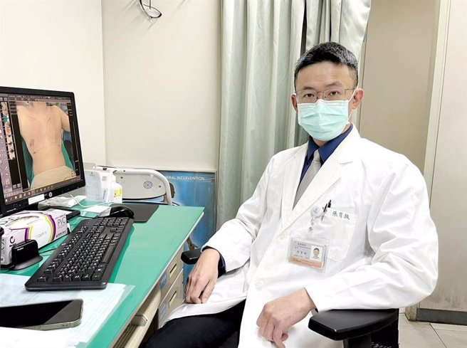 澄清医院中港院区整形外科医师张育诚指出，男性女乳症主要是因为雌性激素和雄性激素的失衡，导致雌性激素比例增加，进而刺激男性乳腺的增大，造成乳房突出、下垂甚至肿痛等症状。（澄清医院提供／冯惠宜台中传真）