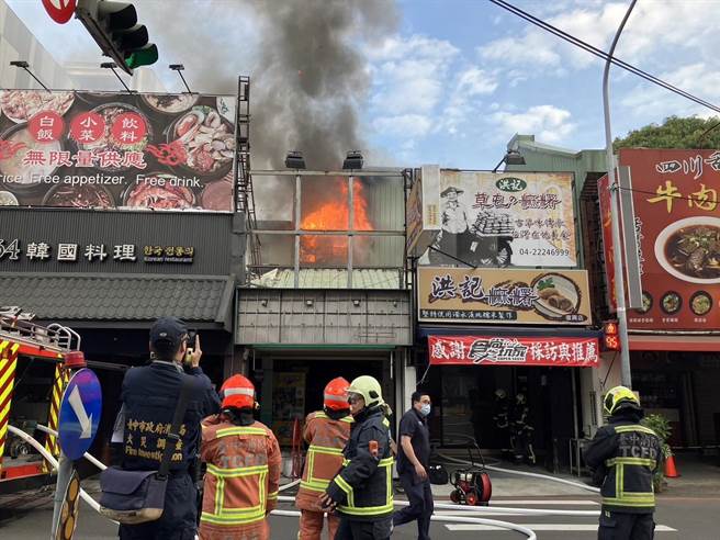中市东区復兴路四段后火车站附近，1处民宅20日发生火警，2楼铁皮加盖处火势猛烈，警消当场救出1名女性受困者并送医急救。（台中市消防局提供／张妍溱台中传真）