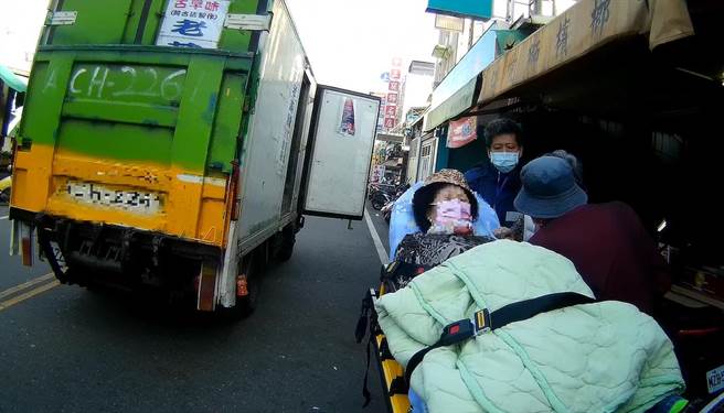 嘉義市婦人買菜回家途中，突然被厚重的貨車門重擊倒地，腰痛送醫救治。（讀者提供／廖素慧嘉市傳真）