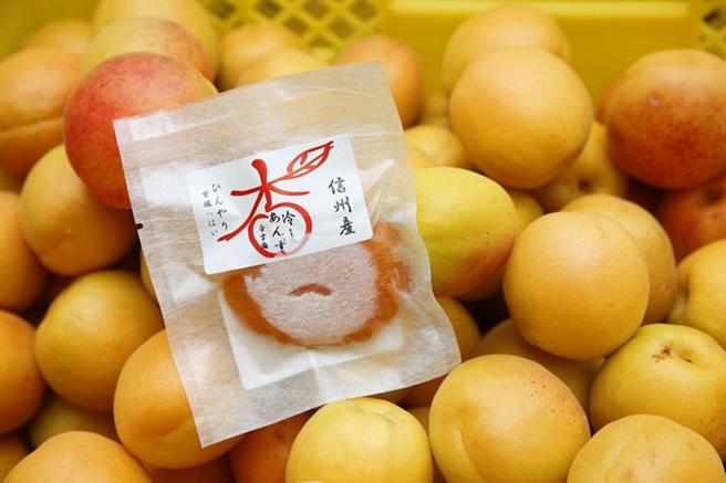 杏桃花季期间，游客能顺游逛周围工坊与商店，购买由杏桃制作的果乾、果酱、汽水等在地名产。（图／信州千曲观光局）