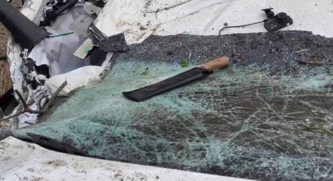 高雄轿车衝下边坡1死2伤，车头竟出现西瓜刀。（简铭柱翻摄）