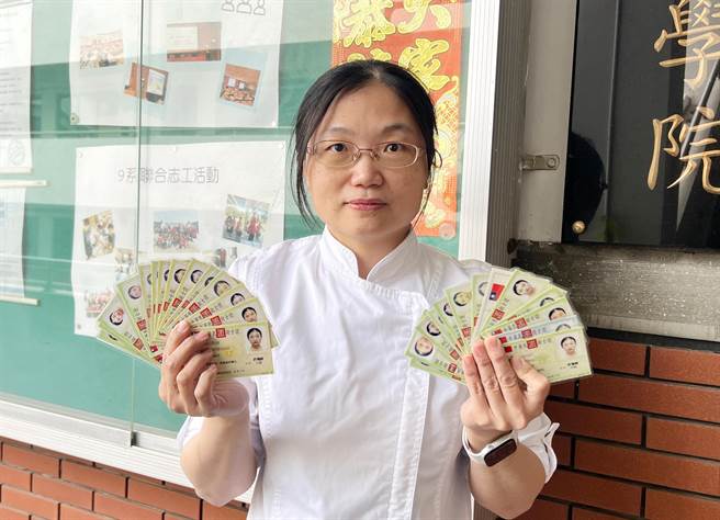 弘光科大讲师许佩绮成为全国首位取得全部食品乙级证照达人。（陈世宗摄）