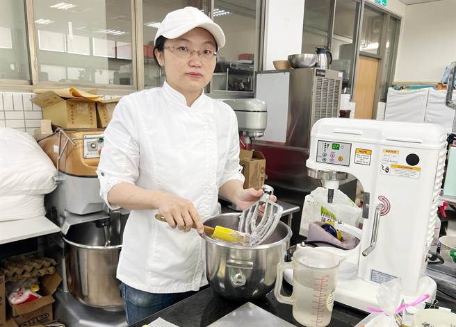 弘光科大讲师许佩绮，共取得食品相关总共12张乙级证照。（陈世宗摄）