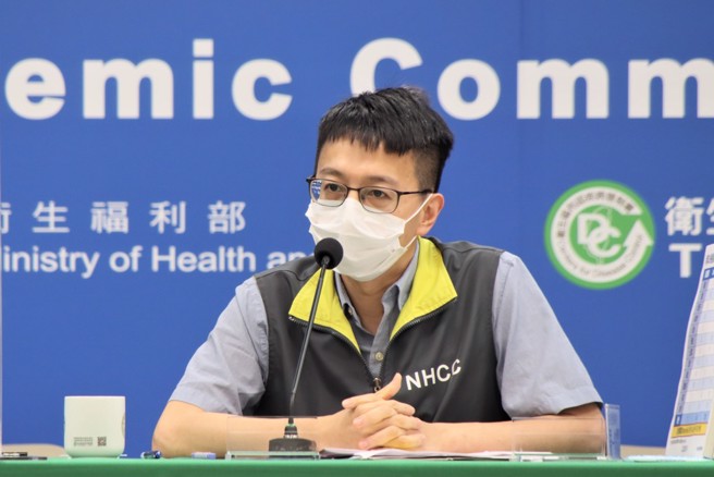 台大妇产科名医施景中大讚，在卫福部疾管署副署长罗一钧身上看见史怀哲身影。(指挥中心提供)

