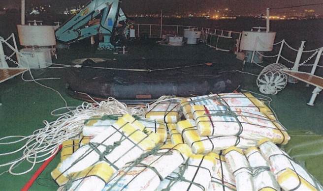 救生筏中藏有842公斤K他命，全遭查缉人员逮获。（高雄地检署提供／袁庭尧高雄传真）★《中时新闻网》关心您：保护自己、远离毒品！