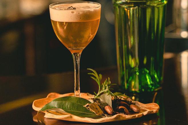 高雄特色酒吧越夜越美丽。（警语：酒后不开车，未满十八岁禁止饮酒。）(高雄市观光局提供)