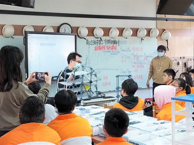 瑞芳高工空间测绘科含盖营建、测绘和防灾等专业技能，老师正解说桥梁结构。（新北市教育局提供）
