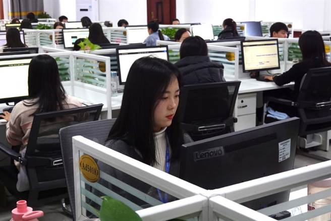 图为大陆人工智慧产业助力乡村女性「数位就业」。（中新社）