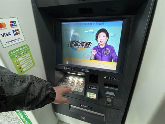 警方提醒，任何指稱「至ATM(含網路)操作，以解除付款」說詞，必屬詐騙，千萬不可聽信操作。(于家麒攝)