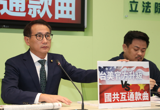 民進黨立法院黨團幹事長鄭運鵬（左）、副幹事長洪申翰（右）及立委劉世芳20日召開輿情回應記者會。（劉宗龍攝）