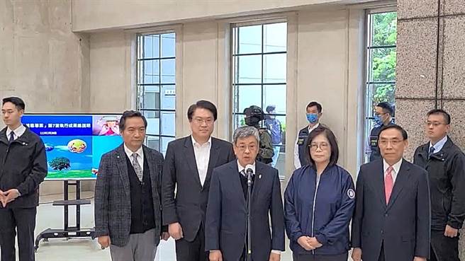 行政院長陳建仁（前排右三）20日至刑事局視察緝毒績效。（胡欣男攝）