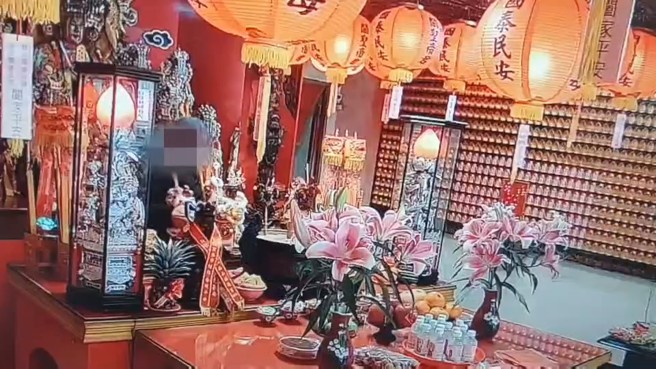 通缉犯年初四偷神明金牌。（李文正翻摄）