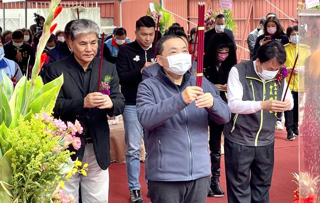 新北市长侯友宜在开工动土典礼上带领贵宾烧香祈福。（吕健豪摄）