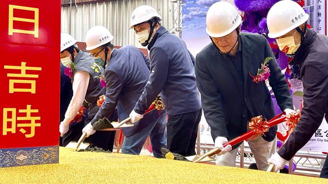 侯友宜与宾客一同用铲子铲土，宣告工程正式动工。（吕健豪摄）