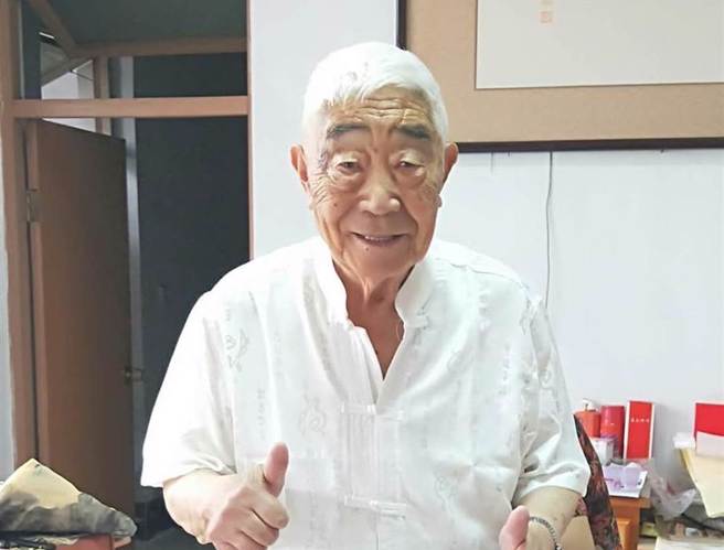 马占魁生前在家人的陪伴下赴陆，心情很好笑得灿烂，当时年约90岁，身体仍相当硬朗。（马占魁家属提供／陈淑娥台中传真）