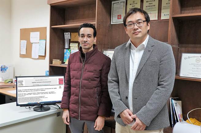 中山大学光电工程学系助理教授李炫锡（右）与博士班学生何莫善（左）的最新研究刊登于国际知名顶尖期刊。（国立中山大学提供／袁庭尧高雄传真）