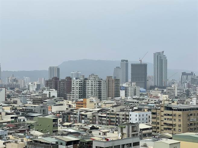高浓度境外污染物随弱北风南下，加上高雄位于南段弱风尾流带，污染物累积不易消散，高雄20日的空品AQI指标大多呈现橘色提醒等级。（洪浩轩摄）
