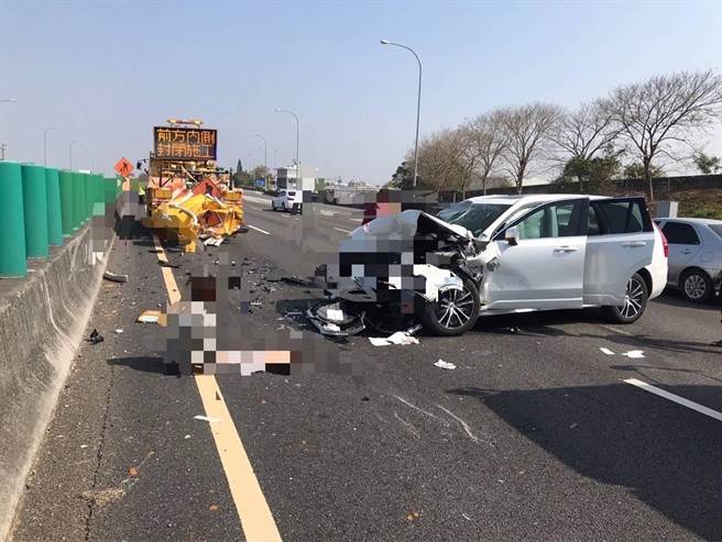 侯姓男子开着租来的休旅车，因开启自动驾驶辅助系统，疑因此未注意车前状况，导致休旅车直接撞击前方内侧车道正在施工中的大货车。（国道公路警察局第四公路警察大队提供∕吕妍庭云林传真）