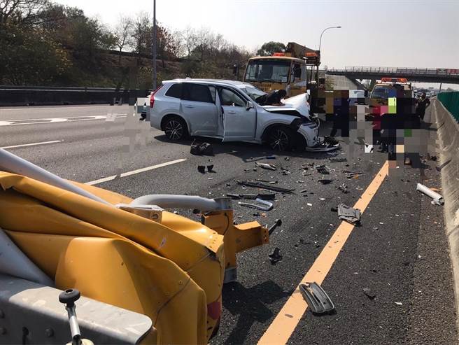 侯姓男子开着租来的休旅车，因开启自动驾驶辅助系统，疑因此未注意车前状况，导致休旅车直接撞击前方内侧车道正在施工中的大货车。（国道公路警察局第四公路警察大队提供∕吕妍庭云林传真）
