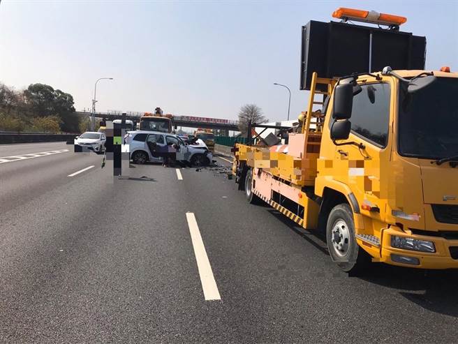 侯姓男子开着租来的休旅车，因开启自动驾驶辅助系统，疑因此未注意车前状况，导致休旅车直接撞击前方内侧车道正在施工中的大货车。（国道公路警察局第四公路警察大队提供∕吕妍庭云林传真）