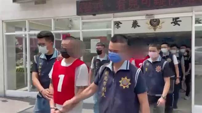 警方扫荡太阳联盟员山分会，拘提14人到案。（警方提供）