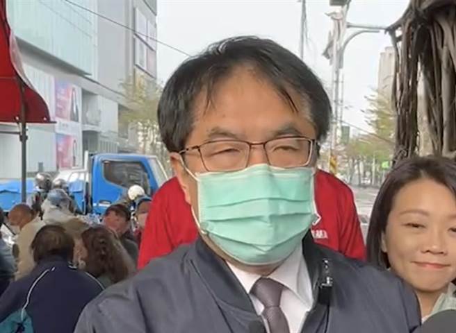 口罩令松绑，台南市长黄伟哲建议，命是自己的，现阶段还是戴上口罩比较安全，至少应该撑到5月。（洪荣志摄）