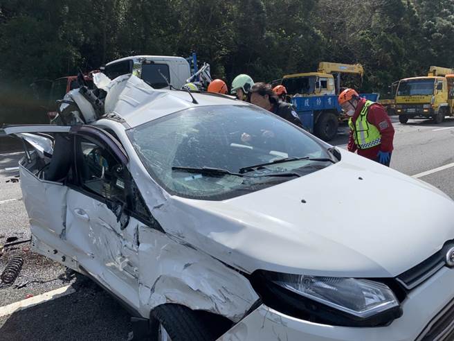 警消人员协助白车驾驶、乘客脱困。（民眾提供／李京升苗栗传真）