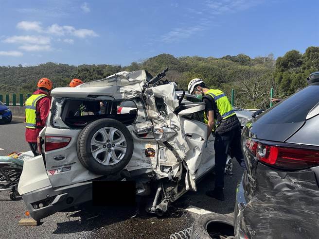 多部车辆严重扭曲变形。（民眾提供／李京升苗栗传真）