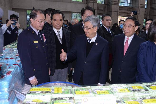 行政院长陈建仁视察安居缉毒绩效，他表示缉毒成效好，治安就好一半。（警方提供）