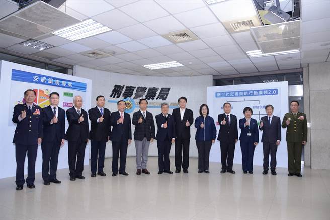 行政院长陈建仁视察安居缉毒绩效，他表示缉毒成效好，治安就好一半。（警方提供）