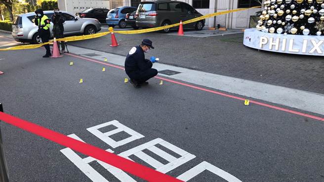 彰化县詹姓男子去年底持突击步枪，至台中某电子游艺场扫射后，向警方投案，警方持续追查幕后藏镜人。（读者提供／张妍溱台中传真）