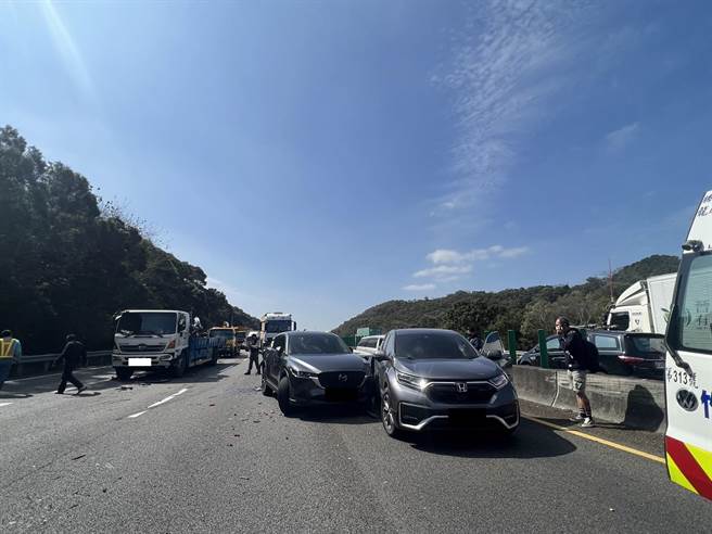 國道3號北上111公里處今天發生7車追撞事故。（民眾提供／李京昇苗栗傳真）