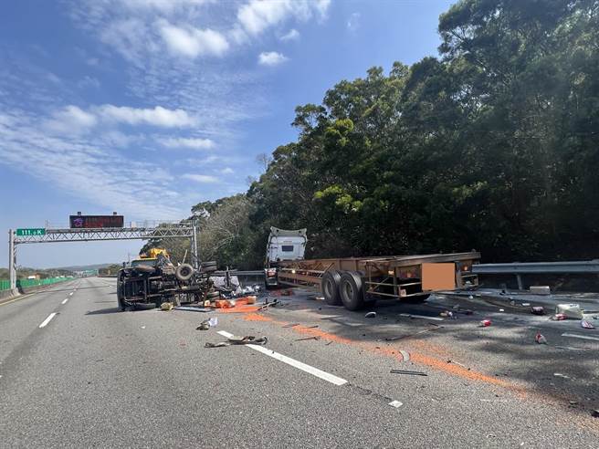 車禍現場一片狼藉。（民眾提供／李京昇苗栗傳真）